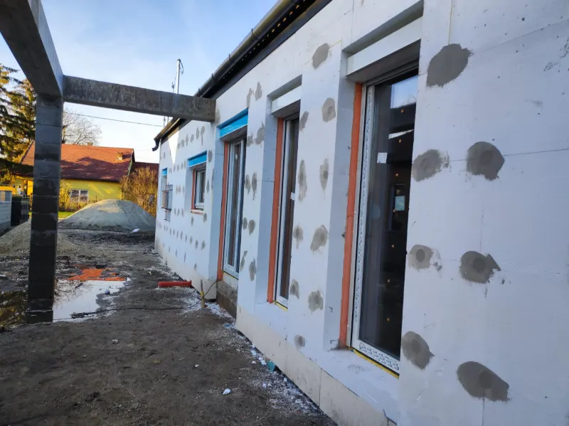 Vakolható tokos redőnyök telepítés közben