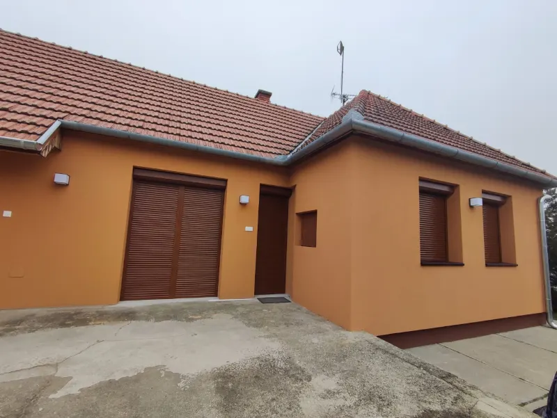 Külső tokos redőnyök elektromos mozgatással, dió színben